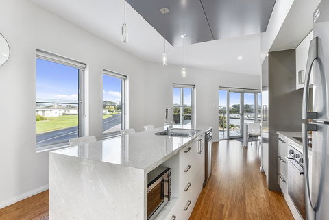 Aloha Waterfront Properties - Holiday Find 15