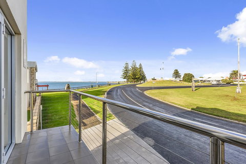 Aloha Waterfront Properties - Holiday Find 14