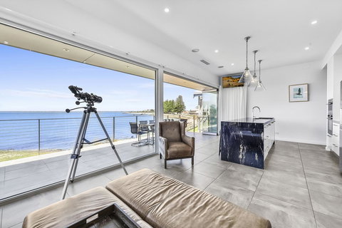 Aloha Waterfront Properties - Holiday Find 8