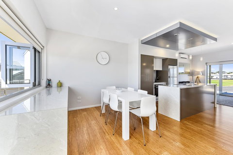 Aloha Waterfront Properties - Holiday Find 28