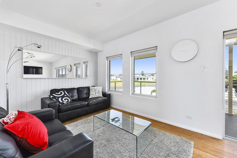 Aloha Waterfront Properties - Holiday Find 17