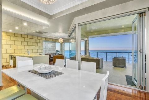 Aloha Waterfront Properties - Holiday Find 9