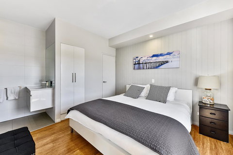 Aloha Waterfront Properties - Holiday Find 21