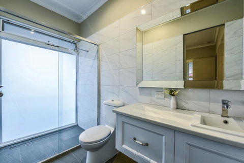 Aloha Central Luxury Apartments - Holiday Find 16