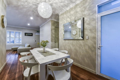 Aloha Central Luxury Apartments - Holiday Find 9
