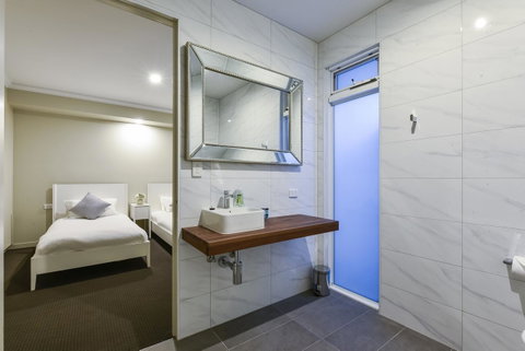 Aloha Central Luxury Apartments - Holiday Find 26