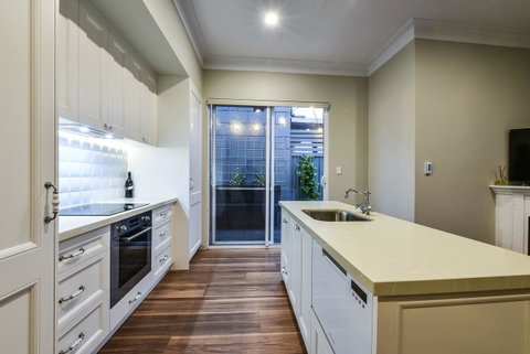 Aloha Central Luxury Apartments - Holiday Find 10
