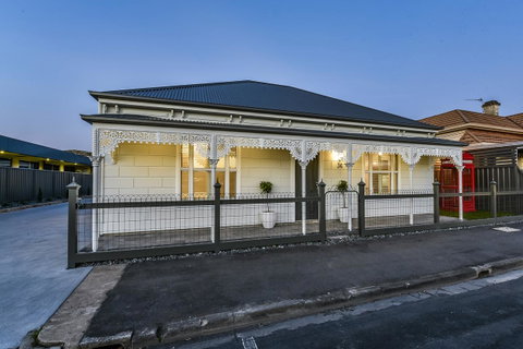 Aloha Central Luxury Apartments - Holiday Find 12