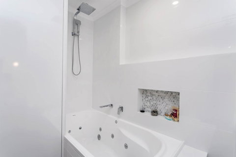 Heart Of Glenelg BnB - Holiday Find 4