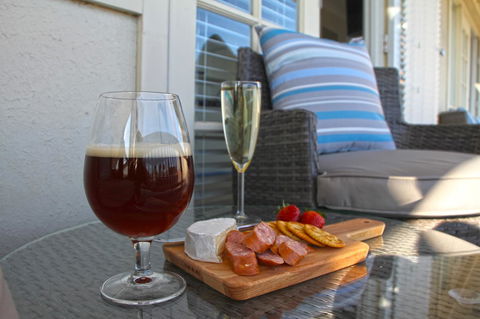Smugglers Inn Studio Apartments - Holiday Find 2