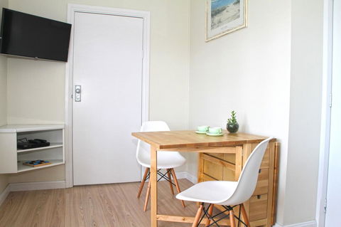 Smugglers Inn Studio Apartments - Holiday Find 14