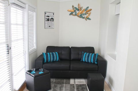 Smugglers Inn Studio Apartments - Holiday Find 3