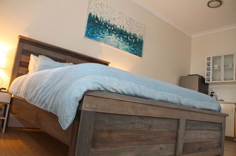Smugglers Inn Studio Apartments - Holiday Find 9