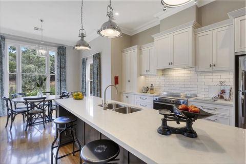 Grandview Accommodation - The Elm Tree Apartments - Holiday Find 15