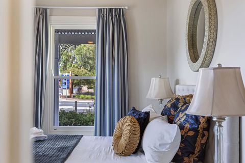 Grandview Accommodation - The Elm Tree Apartments - Holiday Find 11