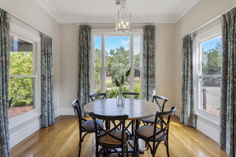 Grandview Accommodation - The Elm Tree Apartments - Holiday Find 7