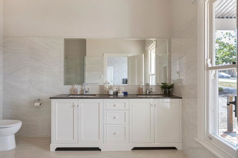 Grandview Accommodation - The Elm Tree Apartments - Holiday Find 6