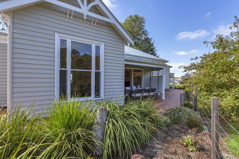 Grandview Accommodation - The Elm Tree Apartments - Holiday Find 24