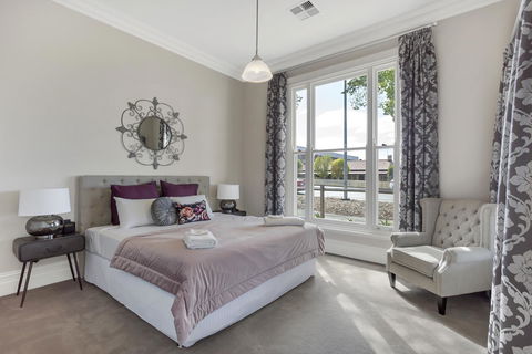 Grandview Accommodation - The Elm Tree Apartments - Holiday Find 9