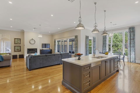 Grandview Accommodation - The Elm Tree Apartments - Holiday Find 17