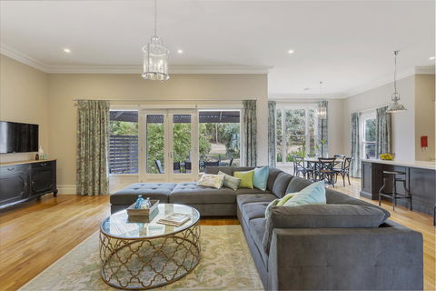 Grandview Accommodation - The Elm Tree Apartments - Holiday Find 4