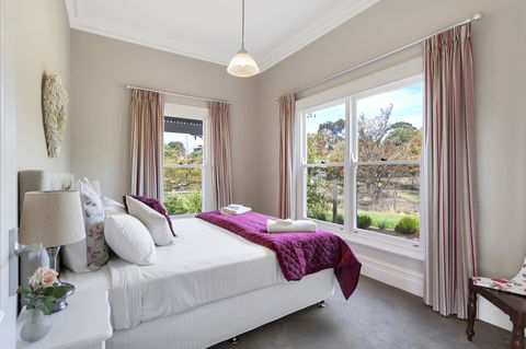 Grandview Accommodation - The Elm Tree Apartments - Holiday Find 12