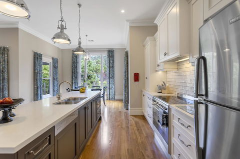 Grandview Accommodation - The Elm Tree Apartments - Holiday Find 14