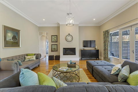 Grandview Accommodation - The Elm Tree Apartments - Holiday Find 16