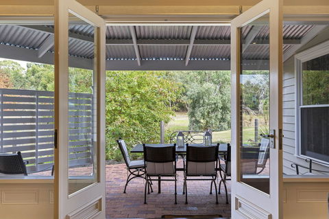 Grandview Accommodation - The Elm Tree Apartments - Holiday Find 18