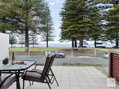Breeze Beachfront Apartment - Holiday Find 34