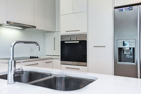 Breeze Beachfront Apartment - Holiday Find 8