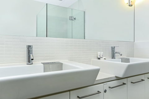 Breeze Beachfront Apartment - Holiday Find 16
