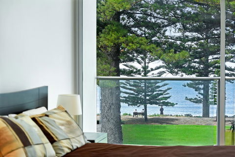 Breeze Beachfront Apartment - Holiday Find 11