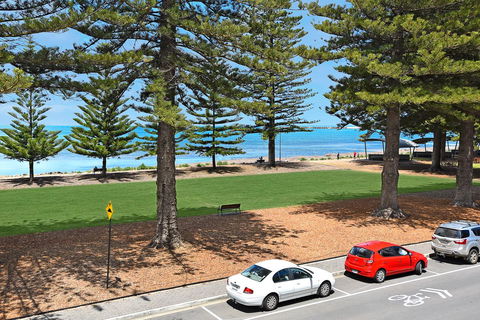 Breeze Beachfront Apartment - Holiday Find 4