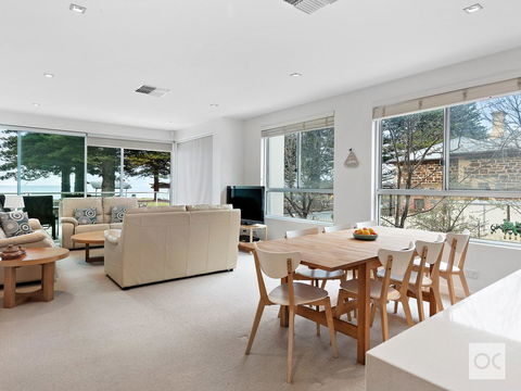 Breeze Beachfront Apartment - Holiday Find 19