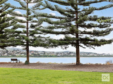 Breeze Beachfront Apartment - Holiday Find 31