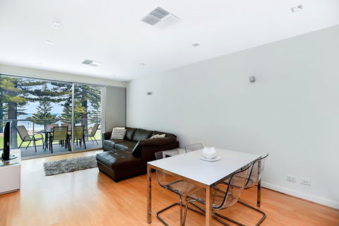 Breeze Beachfront Apartment - Holiday Find 12