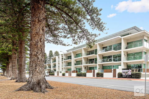 Breeze Beachfront Apartment - Holiday Find 0