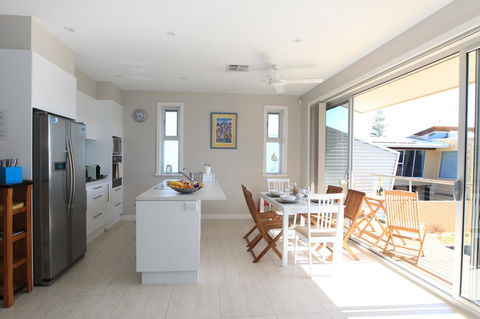 Elandra Holiday Home - Holiday Find 8