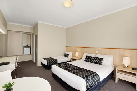 Adelaide Road Motor Lodge - Holiday Find 28