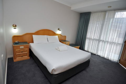 Hilton Beachfront Motel - Holiday Find 24