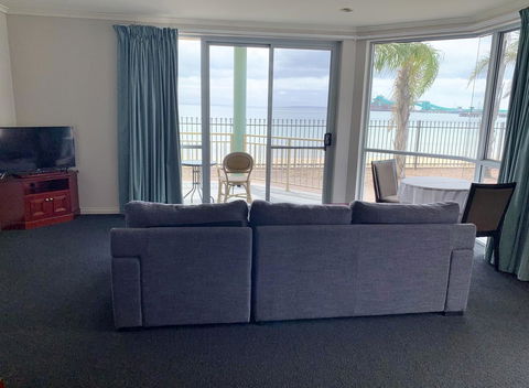 Hilton Beachfront Motel - Holiday Find 7