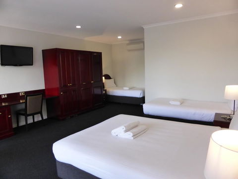 Hilton Beachfront Motel - Holiday Find 35