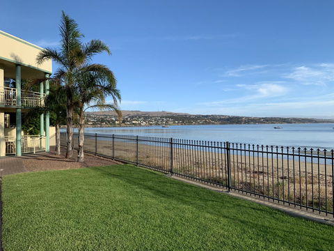 Hilton Beachfront Motel - Holiday Find 4