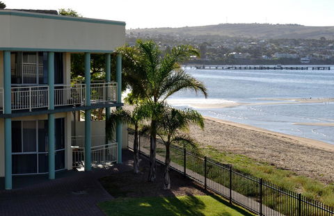 Hilton Beachfront Motel - Holiday Find 40