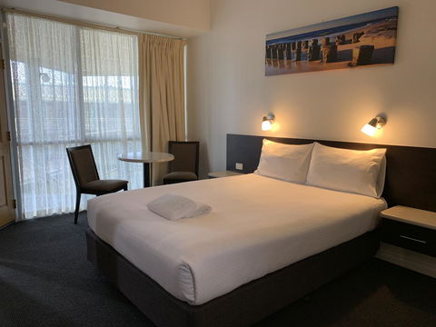 Hilton Beachfront Motel - Holiday Find 1