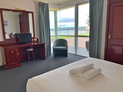 Hilton Beachfront Motel - Holiday Find 14