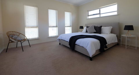 Ochre Point Beach House On Moana Seafront - Holiday Find 8