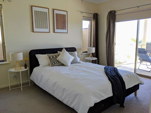 Ochre Point Beach House On Moana Seafront - Holiday Find 11