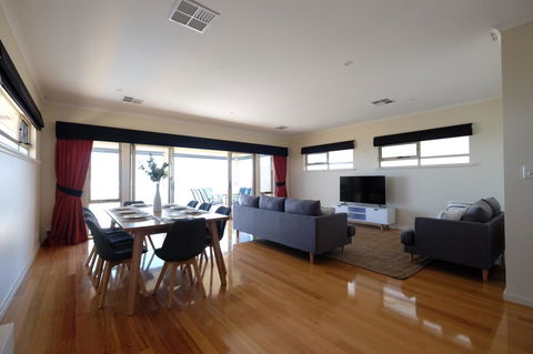 Ochre Point Beach House On Moana Seafront - Holiday Find 5